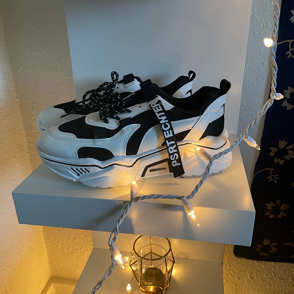 New black and white shoes 🤍